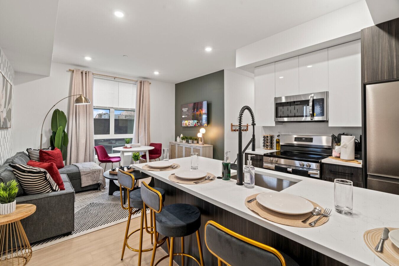 冷蔵庫、電子レンジ、オーブン、コンロ