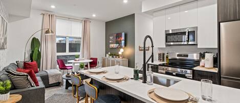 Geladeira, micro-ondas, fogão, cooktop