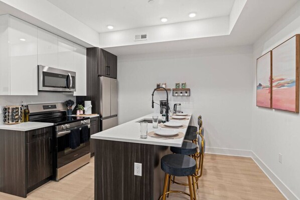 Fridge, microwave, oven, stovetop - Luxe 1BR | Near Univ City & Museums | DT (Philadelphia)