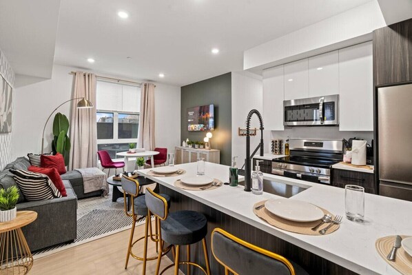 Een koelkast, een microgolfoven, een oven, een kookplaat