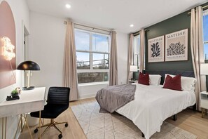 1 slaapkamer, een bureau, een strijkplank/strijkijzer, reisbedje