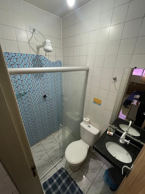 Twin Room | Bathroom | Shower, towels, soap, shampoo
