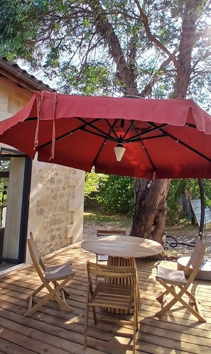 Outdoor dining - Detached 2/4 bed stone studio near Saint-Émilion and Bordeaux. (Villegouge)