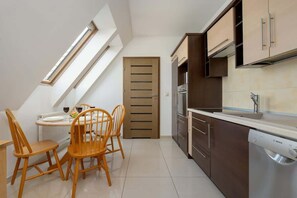 Réfrigérateur, micro-ondes, plaque de cuisson, lave-vaisselle