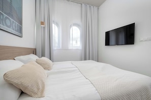 1 chambre, bureau, fer et planche à repasser, lit parapluie