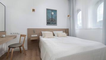 1 chambre, bureau, fer et planche Ă repasser, lit parapluie