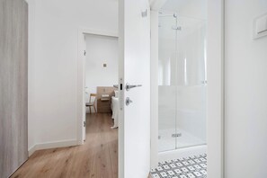 Shower, hair dryer, towels