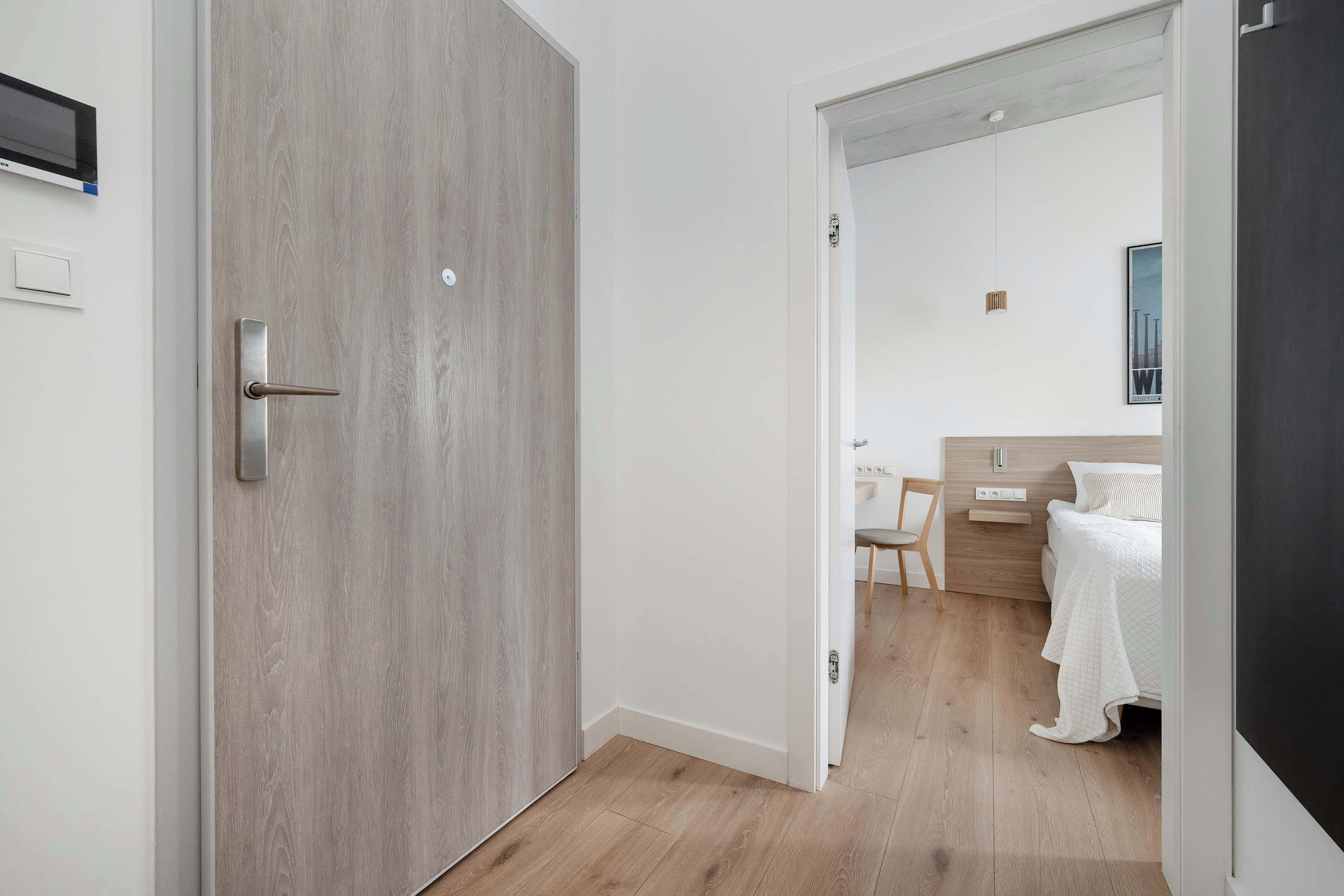 1 chambre, bureau, fer et planche à repasser, lit de bébé portatif