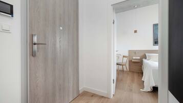 1 chambre, bureau, fer et planche à repasser, lit parapluie