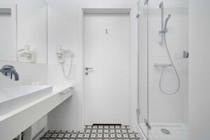 Dusche, Haartrockner, Handtücher, Shampoo