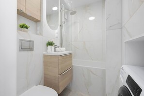 Chuveiro, produtos de toalete grátis, secador de cabelo 