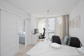 1 slaapkamer, een bureau, een strijkplank/strijkijzer, reisbedje