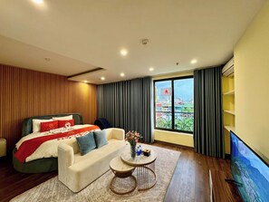 Business Double Room | Bathroom | Shower, hydromassage showerhead, designer toiletries, hair dryer