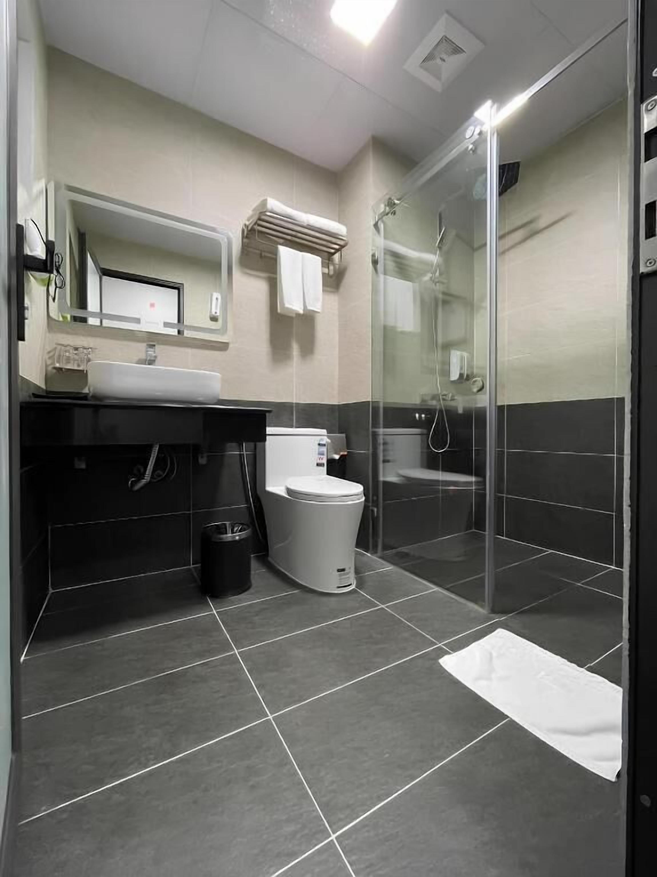 Quarto casal empresarial | Banheiro | Chuveiro, ducha de hidromassagem, produtos de toalete de grife 