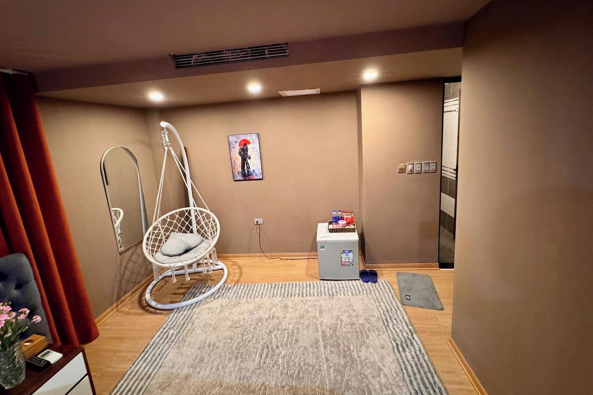 Deluxe Double Room | Living area | 49-inch Smart TV with satellite channels, fireplace, tablet