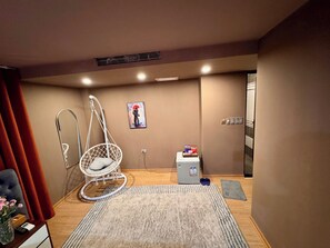 华丽双人房 | 起居区 | 49-英寸智能电视（配备卫星频道）、壁炉、平板电脑