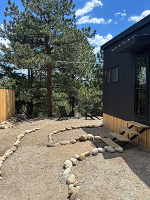 Property grounds - Luxurious, Riverside Chalet! Romantic Mountain Views (Johnson Village)