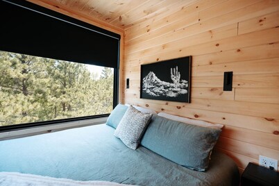 Luxurious, Riverside Chalet! Romantic Mountain Views