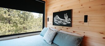 Luxurious, Riverside Chalet! Romantic Mountain Views