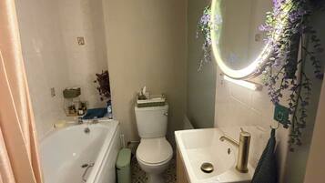 Hårtørrer, håndklæder, Sæbe, Toiletpapir