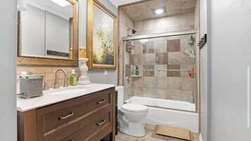 Een haardroger, handdoeken, zeep, shampoo