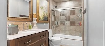 Kirk’s Kilgore Kottage - 3 bedrooms, 2 bath House