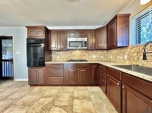Frigorífico, microondas, horno y placa de cocina