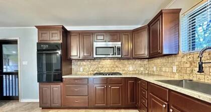 Kirk’s Kilgore Kottage - 3 bedrooms, 2 bath House