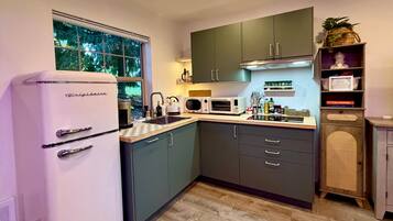 Frigorifero, microonde, lavastoviglie, macchina per tè/caffè