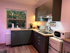 Refrigerador, microondas, lavavajillas y cafetera y tetera