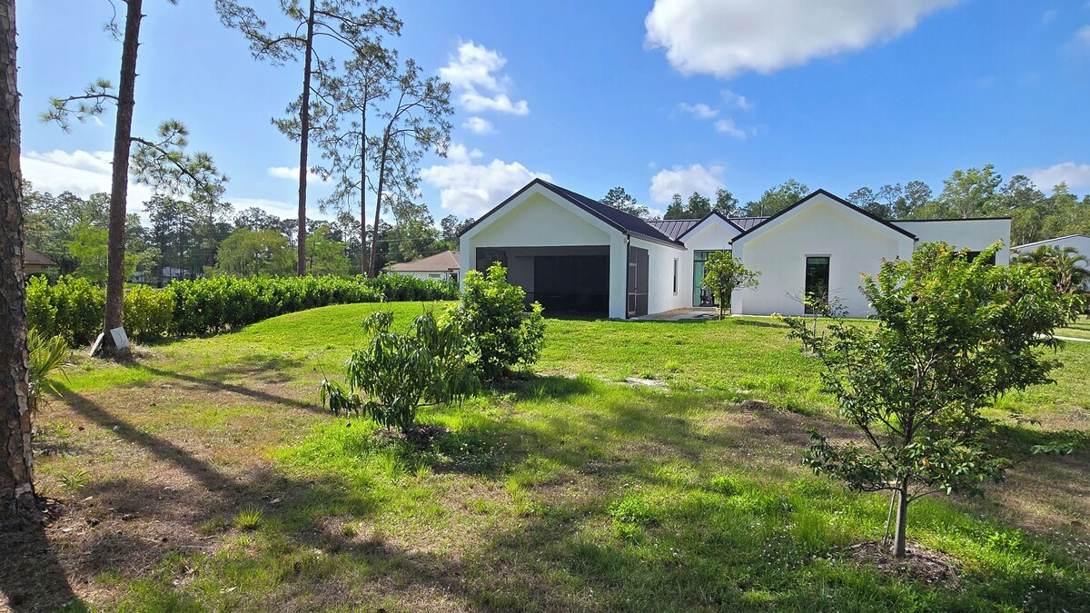 Photo 2 of Relaxing 2-Bedroom Retreat in Secluded area, Lush Surroundings