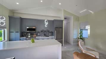 Micro-ondas, fogão, cooktop, cafeteira/chaleira