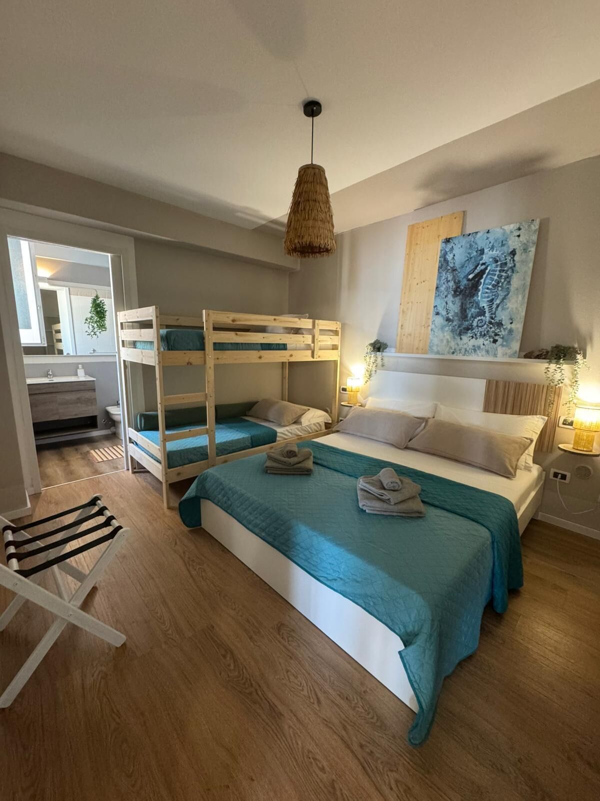 3 chambres, coffres-forts dans les chambres, fer et planche à repasser