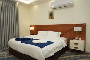 Apartamento superior, vista para a cidade | Cofres nos quartos, escrivaninha, espaço de trabalho para notebook