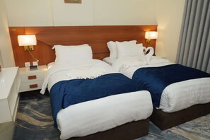 Deluxe Apartment, City View | Peti besi dalam bilik, meja, ruang kerja komputer riba 