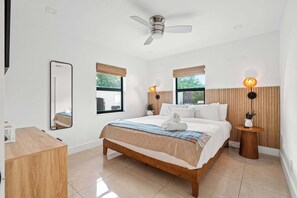 4 間睡房、書桌、熨斗/熨衫板、可攜式嬰兒床