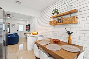 Dining - Delray 2-Bedroom Heated Pool Near Beach/Downtown (Delray Beach)