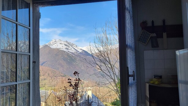 Une cuisine avec vue sur des montagnes enneigées.