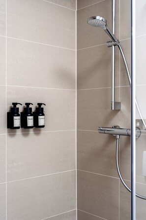 Dusche, umweltfreundliche Kosmetikartikel, Haartrockner, Handtücher