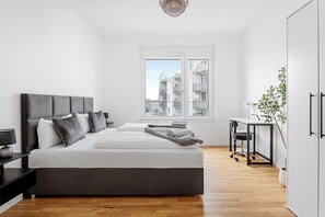 2 Schlafzimmer, Schreibtisch, BĂŒgeleisen/BĂŒgelbrett, Reisekinderbett