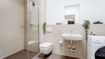 Dusche, umweltfreundliche Kosmetikartikel, Haartrockner, Handtücher