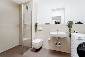 Dusche, umweltfreundliche Kosmetikartikel, Haartrockner, Handtücher