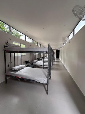 Quarto solteiro básico, sacada, vista para a cidade | Wi-Fi de cortesia