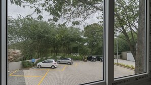 Ein Parkplatz mit Autos, Bäumen und einem Schild mit der Aufschrift 'Courtside Data Kiosk'.