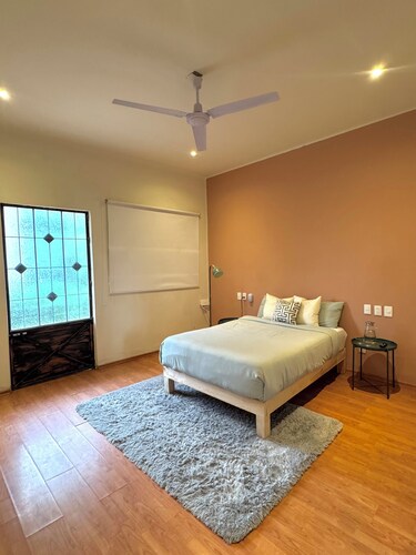 Private room with private bathroom in the Americana neighborhood