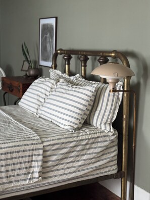 1 bedroom, iron/ironing board, WiFi, bed sheets - Charming Retreat with Vintage Vibes - Steps to the Erie Canal (Albion)