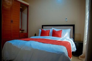 3 habitaciones, tabla de planchar con plancha, wifi y ropa de cama 