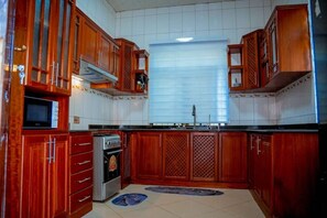 Mikroaaltouuni, uuni, liesi