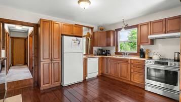 Frigorífico, horno, placa de cocina y lavavajillas