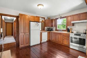 Fridge, oven, stovetop, dishwasher